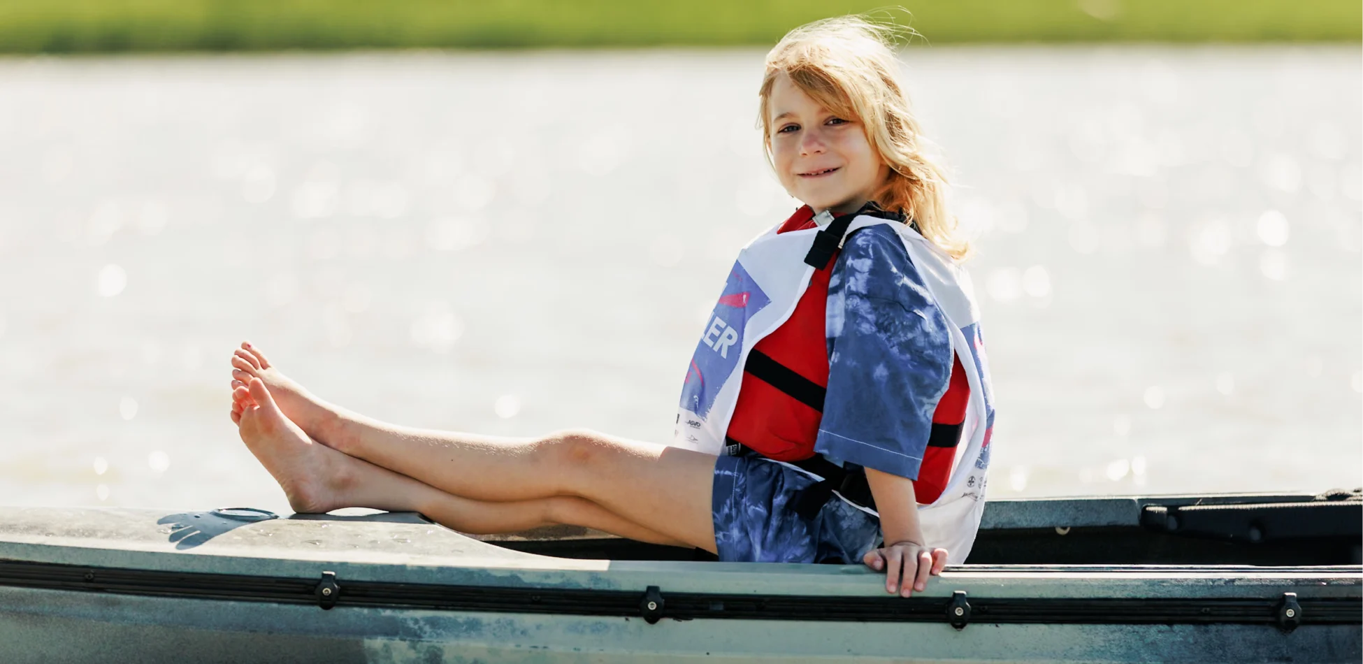Ein Vater beim Kajakfahren mit seiner Tochter am Neusiedler See