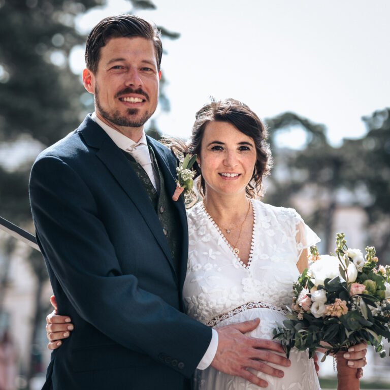 Ein Bräutigam und eine Braut posieren für ein Foto an ihrem Hochzeitstag