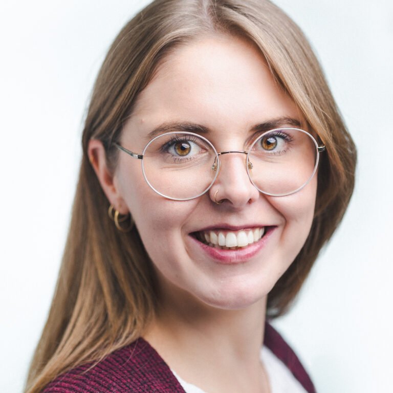 Porträt einer Frau vor weißem Studiohintergrund